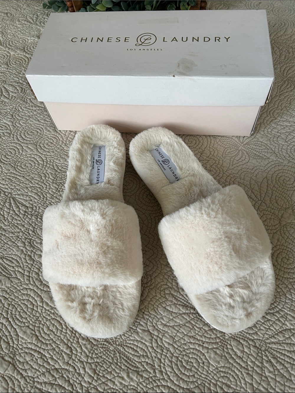 Chinese Laundry Rally Faux Fur Cream Slide Slippers. Worn once. Size 9.5
